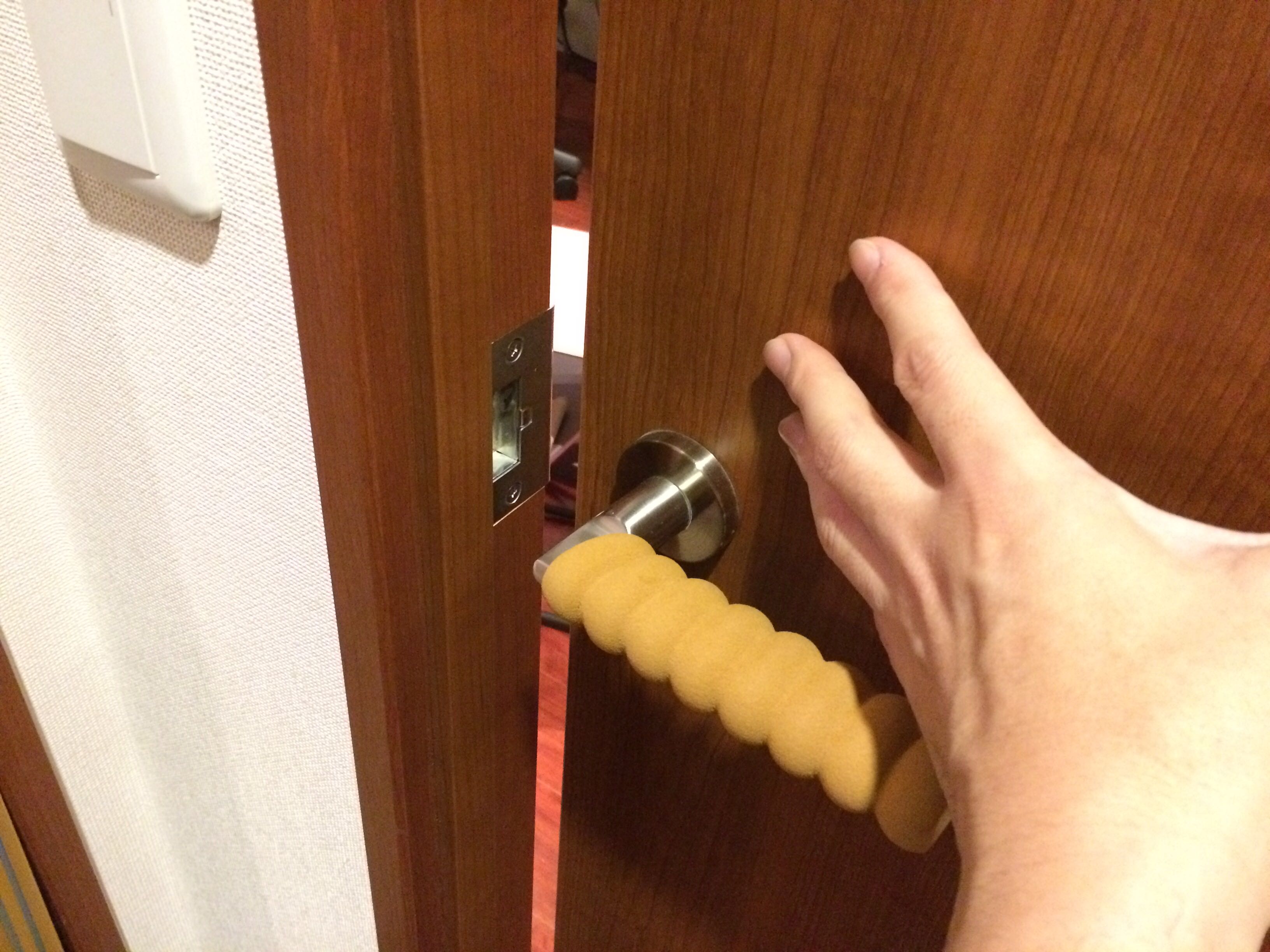ドアノブを回していないのに押すと開いてしまうドアの調整方法