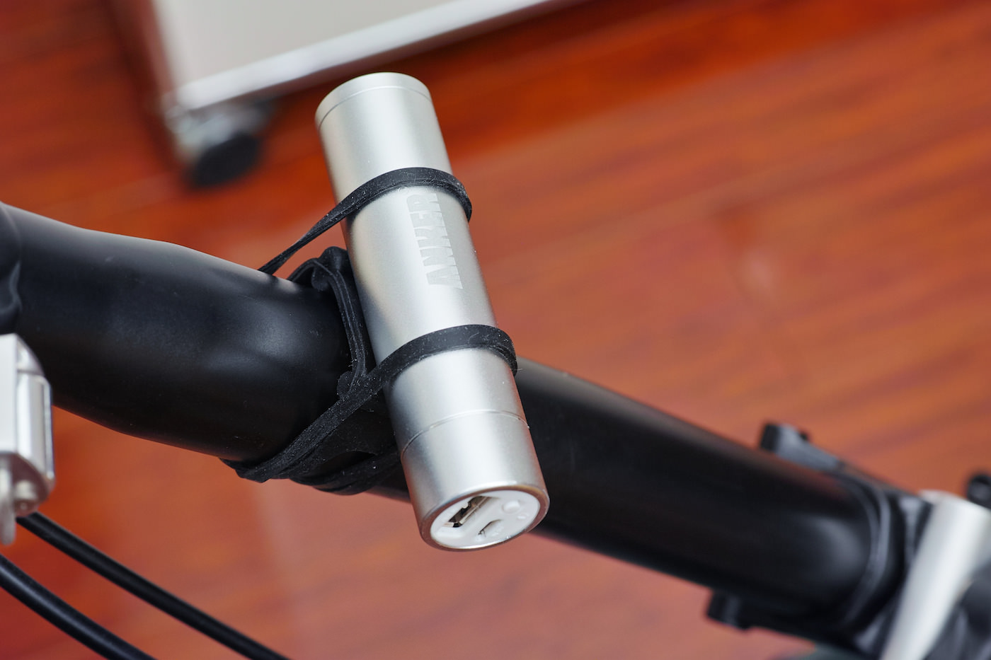 自転車に機器を固定するのにシリコン ゴム バンド ホルダーが意外に便利