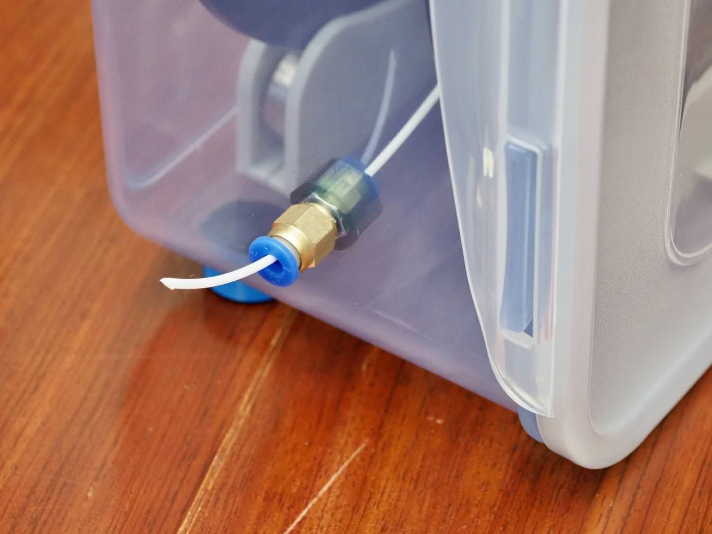 a dry box with a filament delivery function made using an airtight container from daiso 00013