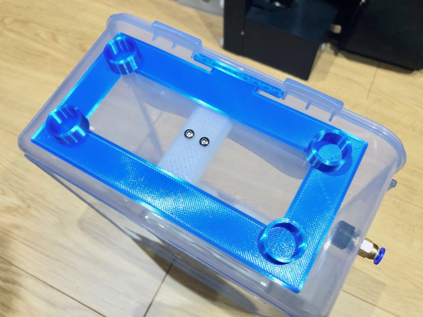 A dry box with a filament delivery function made using an airtight container from daiso 00030
